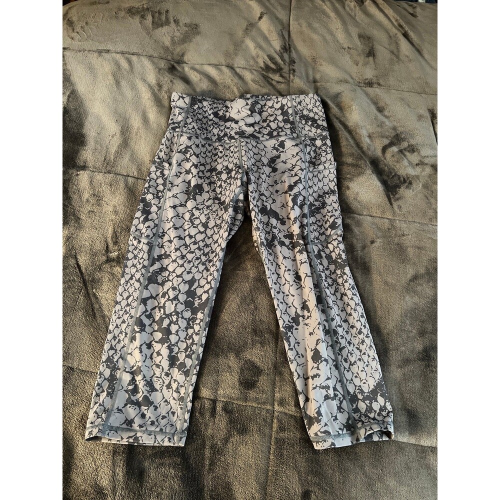 Capri leggings grey snakeskin design size L Large with pockets